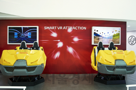 토요타 코리아가 서울모터쇼에서 운영 중인 스마트 VR 어트렉션 모습
