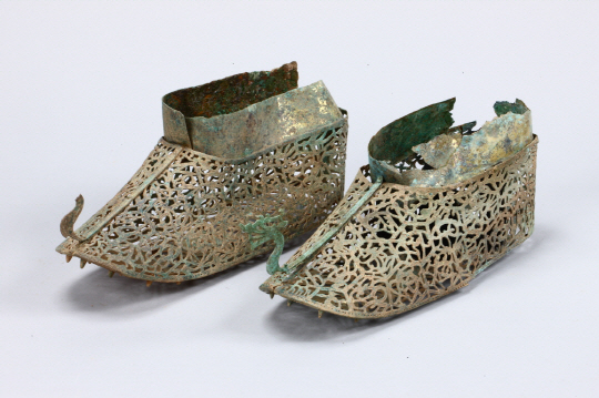 지난 2014년 12월 나주 정촌고분에서 출토된 1,500여년 전의 백제 금동신발 /사진제공=문화재청