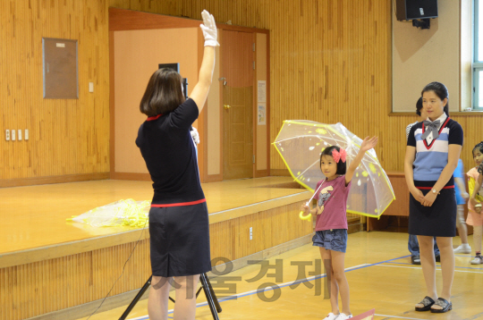 현대모비스가 배포한 투명우산으로 한 초등학교에서 교통안전 교육을 진행하고 있다.