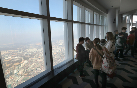 3일 관람객들이 지상 117~123층에 마련된 서울 잠실 롯데월드타워 전망대 ‘서울스카이’에서 서울시내를 내려다 보고 있다./권욱기자