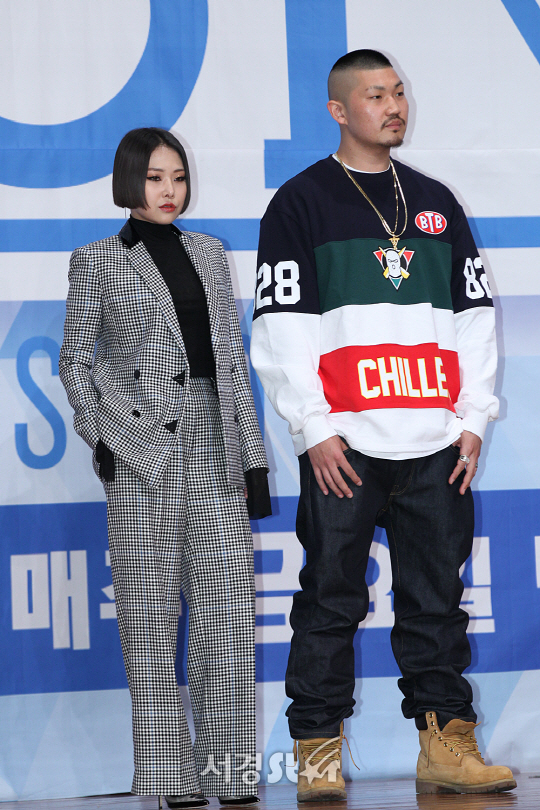 치타와 던밀스가 3일 오후 서울 여의도 63시티 컨벤션센터 2층 그랜드볼룸에서 열린 Mnet ‘프로듀스101 시즌2’ 제작발표회에 참석해 포토타임을 갖고 있다.