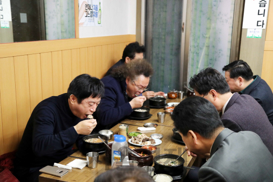 정찬민(왼쪽) 용인시장이 전통시장내 한 식당에서 직원들과 점심식사를 하고 있다. /사진제공=용인시청
