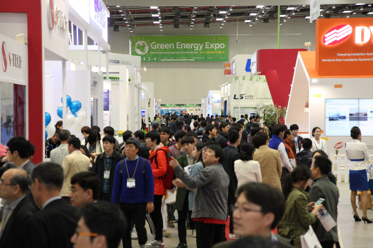 ‘2016 국제그린에너지엑스포’ 행사장이 국내·외 참관객들로 북적이고 있다. 올해 엑스포는 5일부터 7일까지 엑스코에서 개최된다.