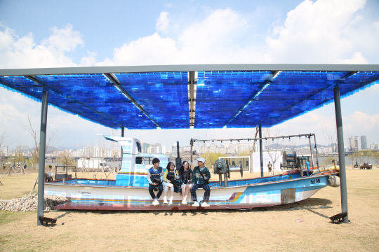 시민들이 작품 ‘한강어선이야기’에서 담소를 나누고 있다.