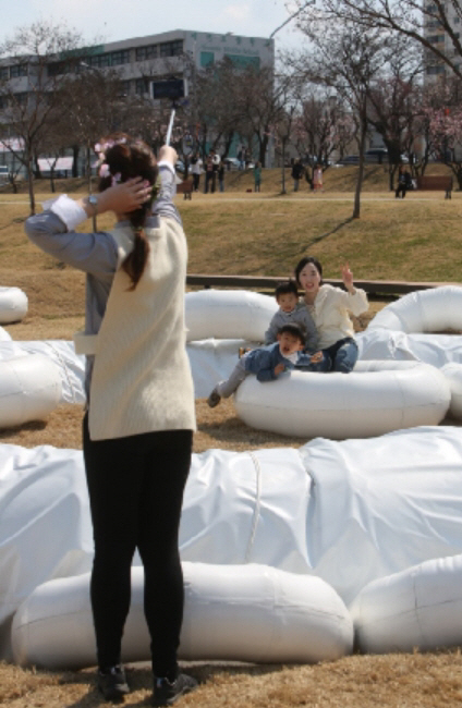 시민들이 작품 ‘그린풀장-물결’에서 기념촬영을 하고 있다.