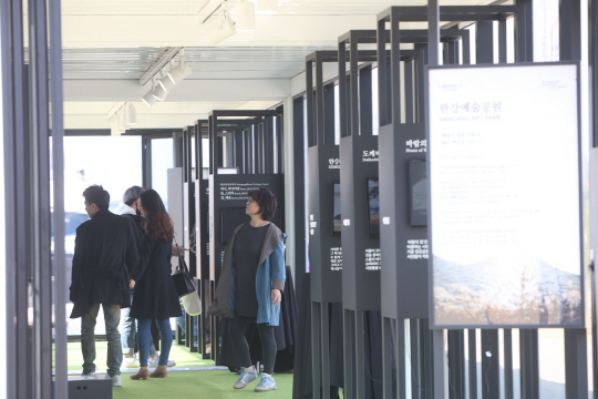 시민들이 ‘한강예술공원 쇼케이스’의 쇼룸을 살펴보고 있다.