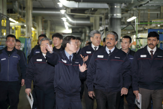 아난드 마힌드라(오른쪽 셋째) 회장이 31일 쌍용차 평택 공장을 방문해 생산 라인을 둘러보고 있다./사진제공=쌍용차