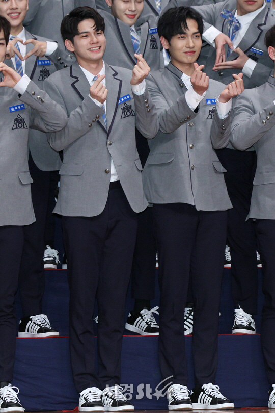 옹성우와 이지한이 3일 오후 서울 여의도 63시티 컨벤션센터 2층 그랜드볼룸에서 열린 Mnet ‘프로듀스101 시즌2’ 제작발표회에 참석해 포토타임을 갖고 있다.