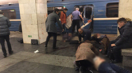 러시아 제2의 도시 상트페테르부르크의 한 지하철 역에서 3일 폭발사고가 일어난 가운데 승객 및 관계자들이 폭발이 일어난 객차에서 사고 수습을 시도하고 있다. 사고 현장 이곳저곳에 부상자들이 피를 흘리며 쓰러져 있는 가운데 반쯤 파손된 채 날아간 열차 출입구가 확인돼 사고 당시의 충격을 짐작하게 했다. 러시아 당국은 “10여명이 죽고 50여명이 부상했다”고 밝히면서 사고 원인으로 테러를 무게를 두고 있음을 시사했다. /상트페테르부르크=신화연합뉴스
