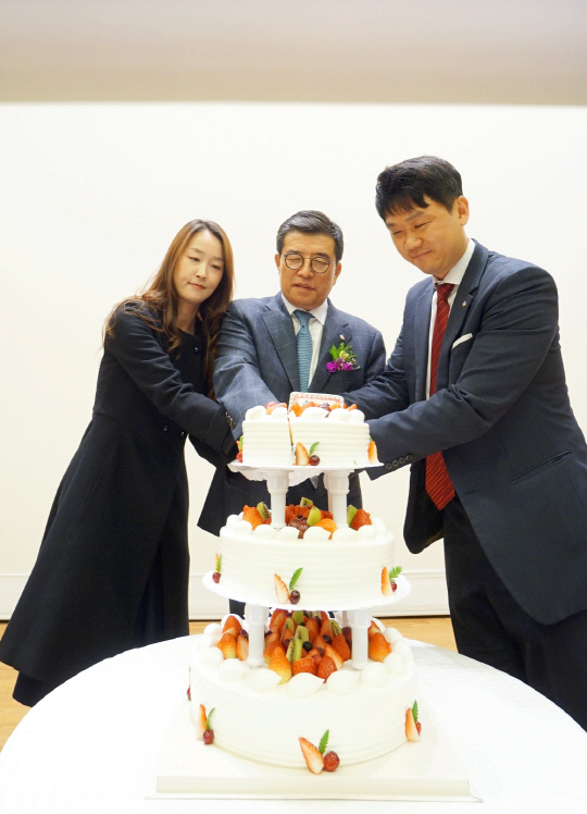 (사진3) 지난달 31일 서울 중구 CJ인재원서 열린 CJ헬스케어 창사 3주년 기념식에서 강석희(가운데) 대표와 사원 대표가 케이크 커팅을 하고 있다.