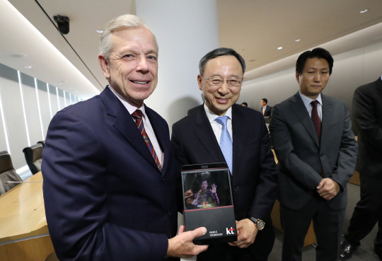 로웰 맥아담(왼쪽) 버라이즌 회장과 황창규(가운데) KT 회장이 3일 광화문 KT 본사에서 5G 홀로그램 영상통화 시연을 선보이고 있다. /사진제공=KT
