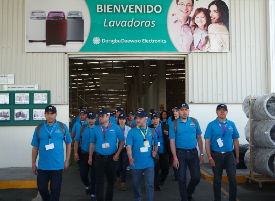 지난 3일 멕시코 케레타로에 위치한 동부대우전자 공장에 멕시코 시어스 매니저 100 명이 방문해 공장 입구를 나서고 있다. /사진제공=동부대우전자