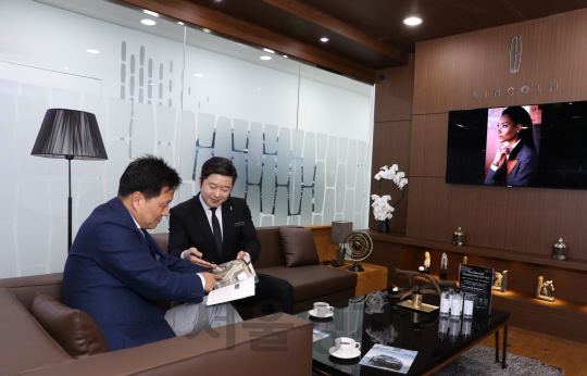 한 고객이 서울 모터쇼 링컨 관에서 차량 구매를 위한 상담을 받고 있다./사진제공=링컨코리아
