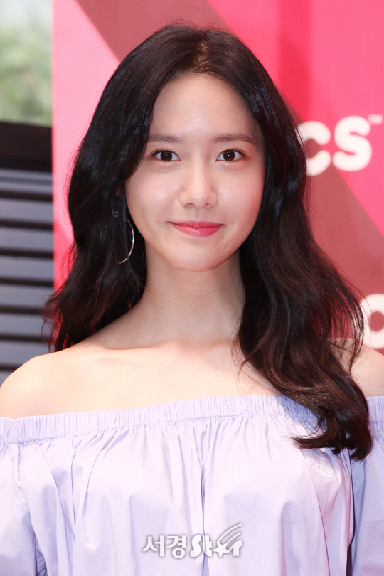 소녀시대 윤아가 4일 오후 서울 강남구 압구정로에서 열린 모 브랜드 글로벌 캠페인 론칭 기념 포토월 행사에 참석해 포토타임을 갖고 있다.