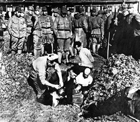 난징대학살 당시 일본군이 중국 일반인들을 산채로 매장하고 있다. /사진제공=위키피디아