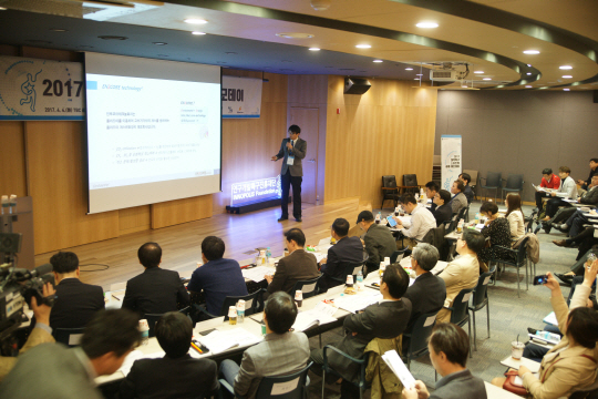 4일 대덕테크비즈센터에서 열린 ‘2017 대덕특구 스타트업 공동 데모데이’에서 엄세훈 인투코어테크놀로지 대표가 자사의 사업 아이템을 투자자들에게 설명하고 있다. /사진제공=연구개발특구진흥재단