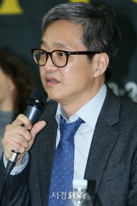 예술감독 김학민이 4일 오전 서울 서초구 예술의 전당 N스튜디오에서 열린 ‘보리스 고두노프’ 기자간담회에서 인터뷰를 하고 있다.