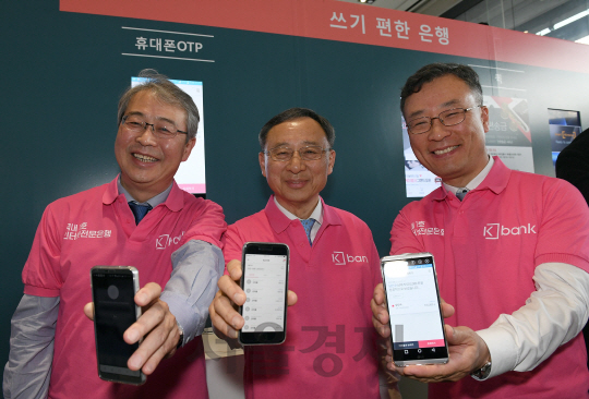 지난 3일 오전 서울 광화문 KT스퀘어에서 열린 국내 최초 인터넷 전문은행 케이뱅크 서비스 출범 기념식에서 임종룡(왼쪽부터) 금융위원장, 황창규 KT 회장, 심성훈 케이뱅크 은행장 등이 관련 금융 서비스 시연을 살펴본 뒤 기념촬영을 하고 있다. /이호재기자.