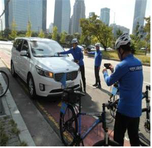 서울시 자전거교통순찰대가 자전거전용차로에 무단 주차된 차량을 단속하고 있다. /사진제공=서울시