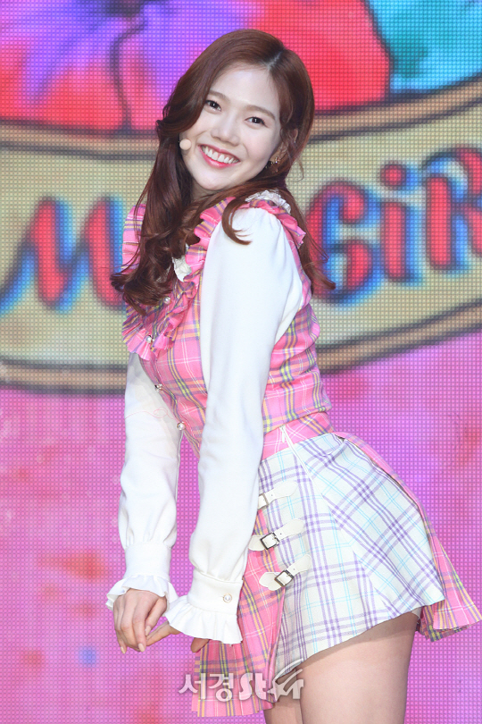 오마이걸 효정이 4일 오후 서울 마포구 메세나폴리스 신한카드 판스퀘어 라이브홀에서 열린 오마이걸 미니4집 앨범 ‘COLORING BOOK’ 쇼케이스에 참석해 포토타임을 갖고 있다.