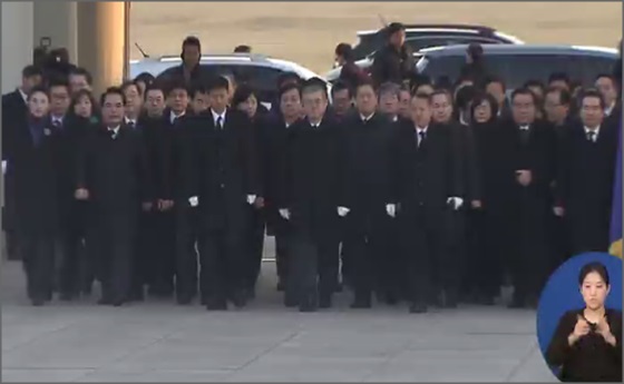 문재인, 현충원 참배...중도보수 표심 끌어 안을 수 있을까