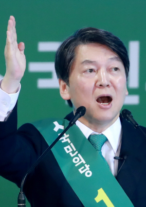 국민의당 대선주자인 안철수 전 대표가 4일 오후 대전 한밭체육관에서 열린 19대 대선후보자 선출 완전국민경선 대전·충청·세종권역 합동연설회에서 정견발표를 하고 있다.  /연합뉴스