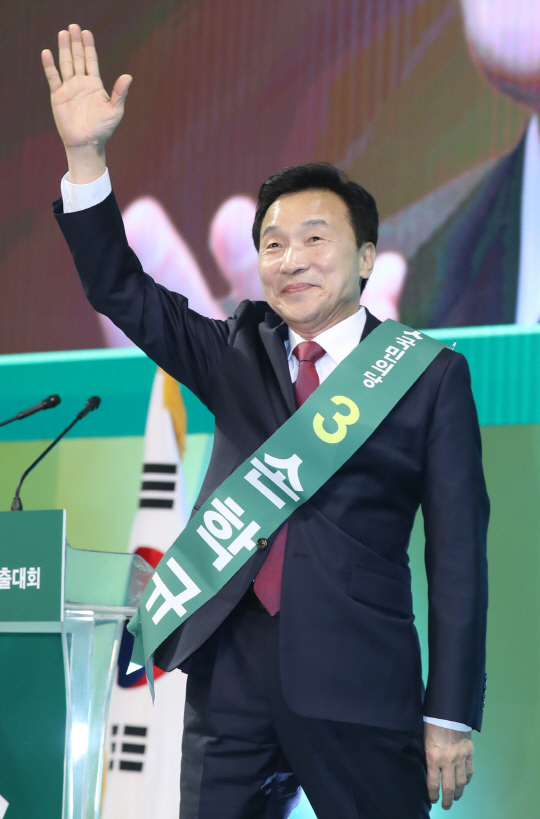 국민의당 대선주자인 손학규 전 민주당 대표가 4일 오후 대전 한밭체육관에서 열린 19대 대선 후보자 선출 완전국민경선 대전·충청·세종 권역 합동 연설회에서 연설을 마치고 인사하고 있다. /연합뉴스
