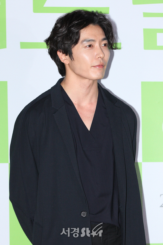 배우 김재욱이 4일 오후 서울 성동구 행당동 왕십리 CGV에서 열린 영화 ‘어느날’ VIP시사회에 참석해 포토타임을 갖고 있다.