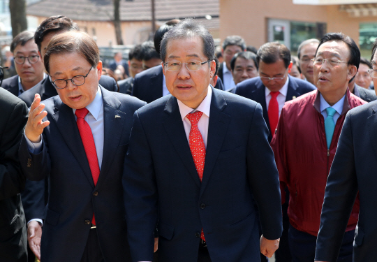 홍준표(가운데)자유한국당 대선 후보가 4일 경북 구미에 위치한 박정희 전 대통령 생가를 방문하고 있다./연합뉴스