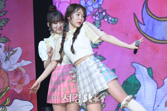오마이걸 승희가 4일 오후 서울 마포구 메세나폴리스 신한카드 판스퀘어 라이브홀에서 열린 오마이걸 미니4집 앨범 ‘COLORING BOOK’ 쇼케이스에 참석해 포토타임을 갖고 있다.