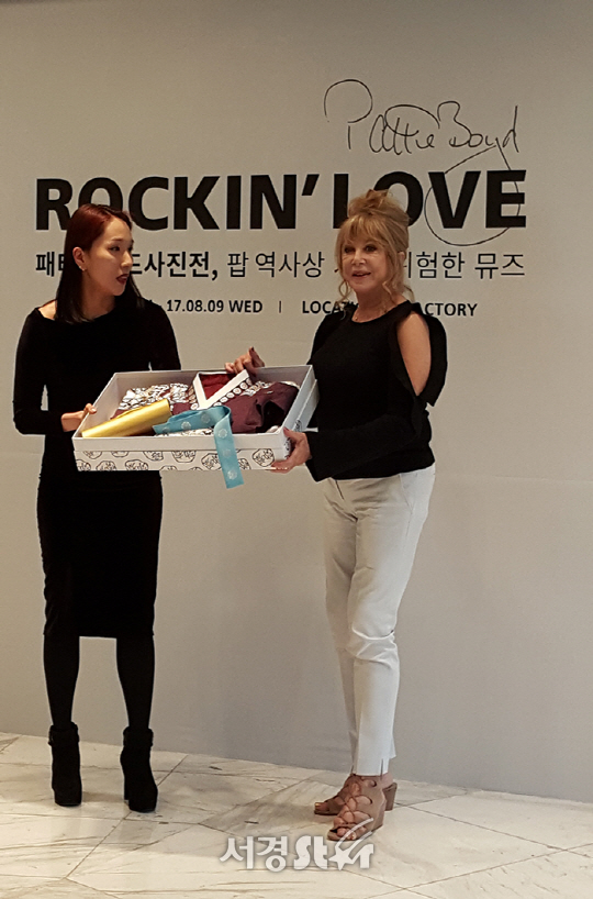 영국 모델 출신이자 사진작가인 패티 보이드(오른쪽)가 4일 오후 서울 강남구 논현동 와이스파치오에서 열린 패티 보이드 사진전 ‘ROCKIN’LOVE‘ 기자간담회에서 포즈를 취하고 있다/사진=정다훈 기자