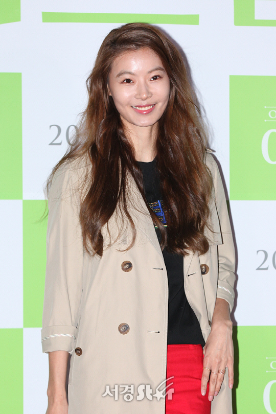 배우 윤소이가 4일 오후 서울 성동구 행당동 왕십리 CGV에서 열린 영화 ‘어느날’ VIP시사회에 참석해 포토타임을 갖고 있다.