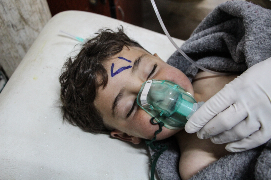 4일(현지시간) 시리아 북부 이들리브주 사라키브 지역의 야전 병원에서 화학무기를 사용한 것으로 추정되는 공습에 부상을 당한 어린이가 인공호흡기를 달고 치료를 받고 있다. /사라키브=EPA연합뉴스