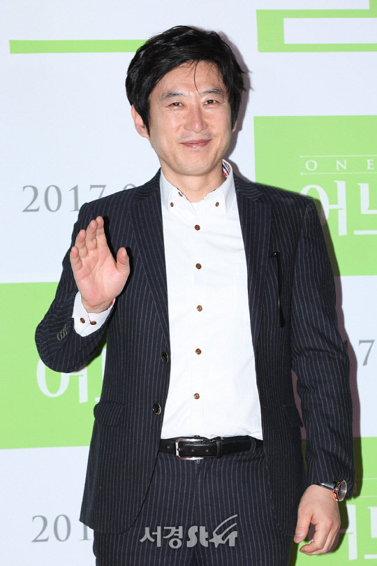 배우 김원해가 4일 오후 서울 성동구 행당동 왕십리 CGV에서 열린 영화 ‘어느날’ VIP시사회에 참석해 포토타임을 갖고 있다.