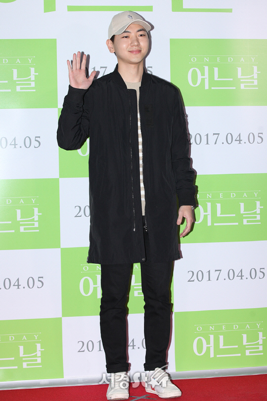배우 이주승이 4일 오후 서울 성동구 행당동 왕십리 CGV에서 열린 영화 ‘어느날’ VIP시사회에 참석해 포토타임을 갖고 있다.