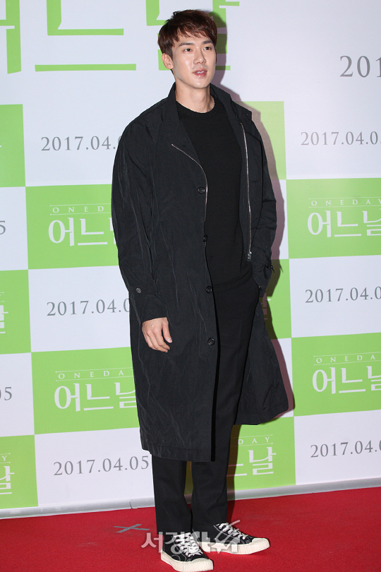 배우 유연석이 4일 오후 서울 성동구 행당동 왕십리 CGV에서 열린 영화 ‘어느날’ VIP시사회에 참석해 포토타임을 갖고 있다.