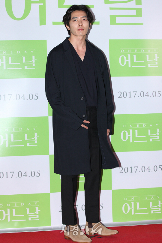 배우 김재욱이 4일 오후 서울 성동구 행당동 왕십리 CGV에서 열린 영화 ‘어느날’ VIP시사회에 참석해 포토타임을 갖고 있다.