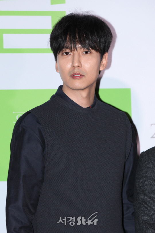 배우 김남길이 4일 오후 서울 성동구 행당동 왕십리 CGV에서 열린 영화 ‘어느날’ VIP시사회에 참석해 포토타임을 갖고 있다.