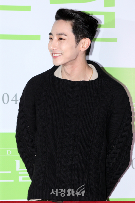 배우 이수혁이 4일 오후 서울 성동구 행당동 왕십리 CGV에서 열린 영화 ‘어느날’ VIP시사회에 참석해 포토타임을 갖고 있다.
