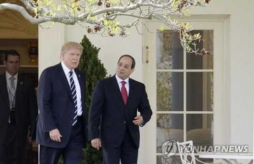 트럼프 “우리는 한편”, 인권 논란 이집트 대통령과 정상회담