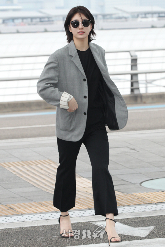수지가 5일 오전 인천 중구 운서동에 위치한 인천국제공항을 통해 오키나와로 화보 촬영 차 출국하고 있다.