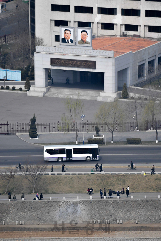 평양 김책공업종합대학 앞 거리