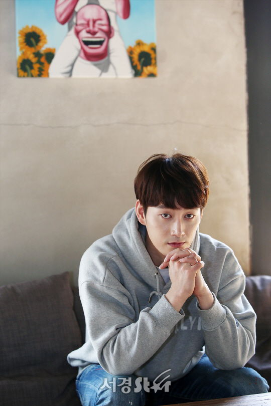 배우 이현욱이 4일 오후 서울 중구 모 카페에서 인터뷰에 앞서 포즈를 취하고 있다.