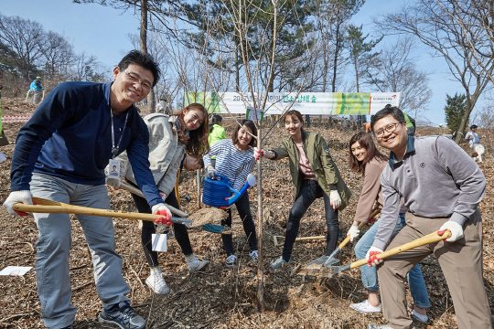 금호타이어 임직원과 서울시민들이 4일 서울 종로구 구기동 북한산에서 진행된 ‘금호타이어 탄소 상쇄 숲’ 조성 행사서 나무를 심고 있다./사진제공=금호타이어