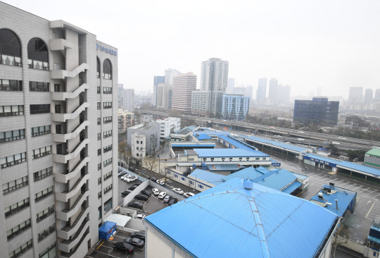 현대자동차그룹이 48층 규모 복합단지 건립을 추진하고 있는 서울 용산구 원효로 사옥 및 현대차 서비스센터 전경. /송은석기자