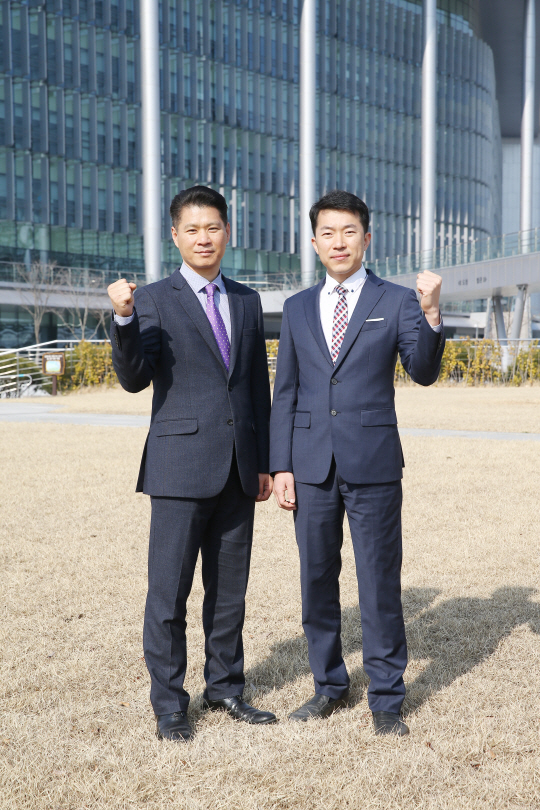 충남도 공무원노동조합 통합 노조위원장에 당선된 김태신(사진 왼쪽)과 김용택(〃오른쪽)수석부위원장이 충남도청사앞에서 힘찬 출발을 다짐하고 있다. 사진제공=충남도