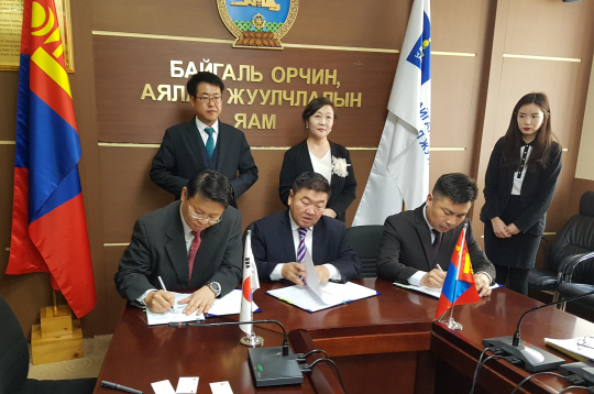 김용관(사진 왼쪽에서 첫번째) 산림청 국제산림협력관이 몽골 울란바토르에서 몽골 정부 관계자와 한·몽 그린벨트 조림지 이관 서명식을 갖고있다. 사진제공=산림청