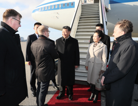 시진핑(가운데) 중국 국가주석과 아내 펑리위안 여사가 4일(현지시간) 핀란드 헬싱키 공항에 도착해 핀란드 관료들의 환영인사를 받고 있다. 시 주석은 핀란드 국빈방문에 이어 6~7일 도널드 트럼프 미국 대통령과의 첫 정상회담을 위해 미국을 방문한다.  /헬싱키=AFP연합뉴스