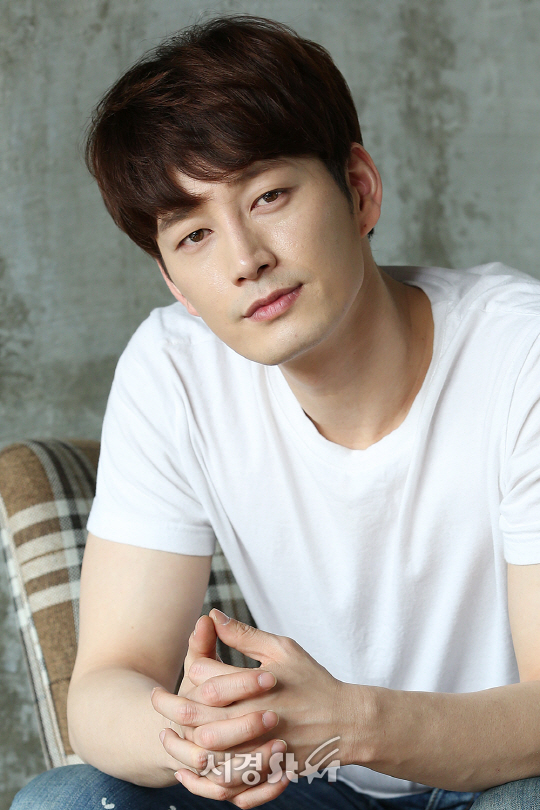 배우 이현욱이 4일 오후 서울 중구 모 카페에서 인터뷰에 앞서 포즈를 취하고 있다.
