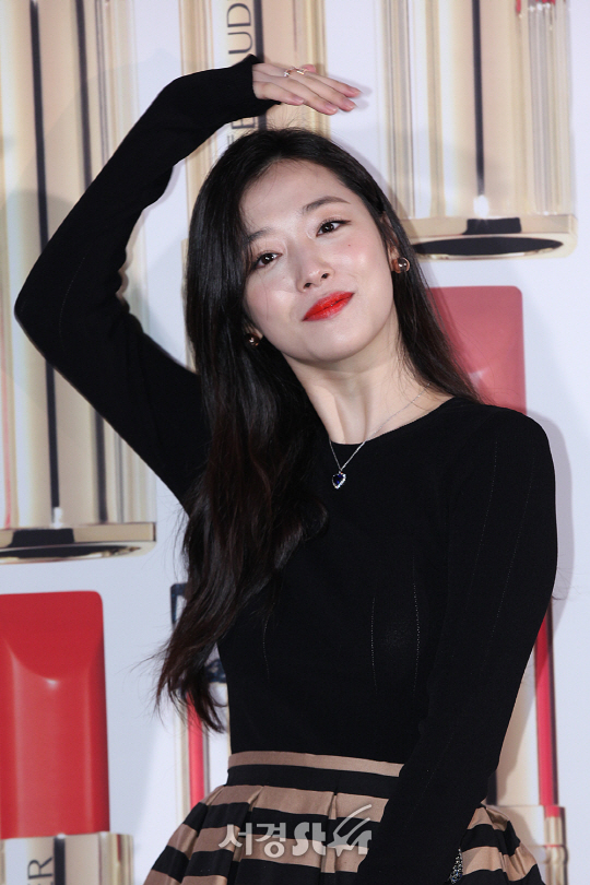 설리가 5일 오후 서울 강남구 K현대미술관에서 열린 모 뷰티 브랜드 립스틱 론칭 행사에 참석해 포토타임을 갖고 있다.